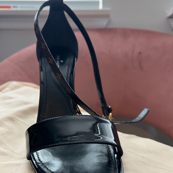 Louis Vuitton heels with box and the individual bags for each shoe - Picture 2 of 8